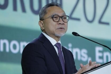 Menteri Koordinator Bidang Pangan Indonesia, Zulkifli Hasan memberi sambutan acara Waste to Energy Investment Forum 2025 dengan tema “Economic Gains, Environmental Wins” di Gedung Menara Bank Mega, Jakarta, (19/11/2025).