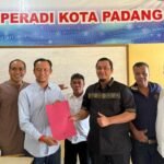 Proses pengataran berkas Marty Gilang Rosadi sebagai calon pimpinan DPC PERADI SAI Padang