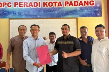Proses pengataran berkas Marty Gilang Rosadi sebagai calon pimpinan DPC PERADI SAI Padang