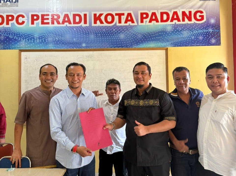 Proses pengataran berkas Marty Gilang Rosadi sebagai calon pimpinan DPC PERADI SAI Padang